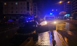 Otomobil refüje çarptı: 3 yaralı