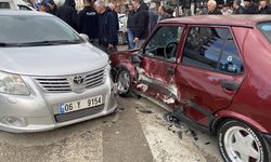 Cuma Pazarı civarında 3 araç birbirine girdi