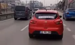 Aracın arkasına astığı yazı şaşkına çevirdi! Gören telefonuna sarıldı