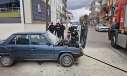 Motor kısmı tutuşan otomobili yanmaktan itfaiye kurtardı