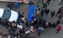 Eşini sokak ortasında boğazını keserek katletti