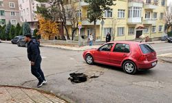 Yol çöktü, araç sahipleri ucuz atlattı