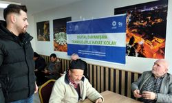 Gönüllü üniversite öğrencileri yaşlıları  dijital dolandırıcılığa karşı bilgilendirdi