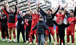 Galibiyet sevincini taraftarla yaşadılar