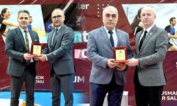 Badminton’a katkıda bulunanlara plaket