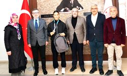 Çağlar’dan şampiyon sporcuya ödül