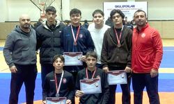 Karabük’de Çorum güreş takımı birincilik kürsüsünde