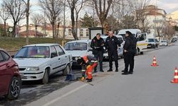 Motosiklet yayaya çarptı, 2 yaralı