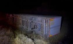 Devrilen tırın sürücüsü yaralandı