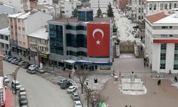 Binaya dev Türk bayrağı astılar