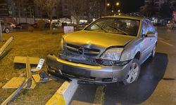 Direğe çarpan sürücü yaralandı