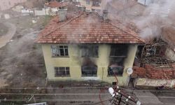 2 katlı evde çıkan yangın mahallede paniğe neden oldu