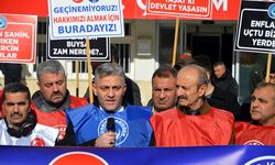 'Geçinemiyoruz' diyen memurlar Valilik önünde eylem yaptı