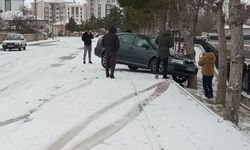 Karlı yolda kaydı, ağaca çarptı