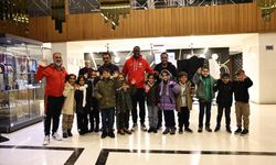 Mame Thiam, Dicle'de yenilettiği köy okulunun öğrencileriyle buluştu