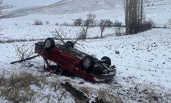 Devrilen otomobildeki 4 kişi yaralandı