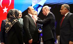 CHP'den AK Parti'ye geçen Çorumlu başkana rozetini Erdoğan taktı