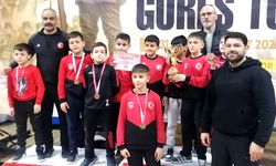 Çorumlu minik güreşciler Samsun’da altı madalya kazandı