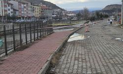 Çay yatağı kenarındaki istinat duvarı çöktü