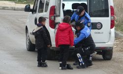 Çorum'da iç ısıtan görüntü! Yolda karşılaştıkları iki çocuğa bot hediye etti