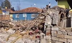 Depremin ardından ahır yıkıldı