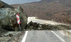 Yamaçtan kopan kaya parçası yola düştü