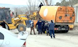 Kamyon kasasının altında kalan işçi ağır yaralandı