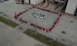 Çorum'da lise öğrencileri "Türk bayrağı koreografisi" oluşturdu