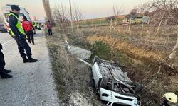 Dere yatağına devrilen otomobildeki 4 kişi yaralandı