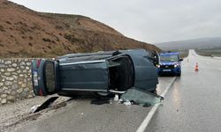 Çorum'da devrilen otomobildeki 5 kişi yaralandı