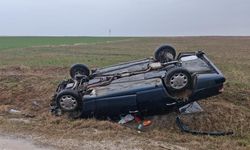 Direksiyon hakimiyetini kaybeden otomobil şarampole devrildi