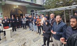 Cami bahçesinde toplu bayramlaşma geleneği yaşatıldı