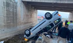 otomobil köprü boşluğuna devrildi