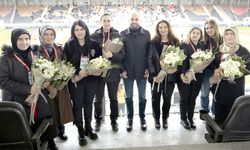 Başkan’dan kadın çalışanlara çiçek