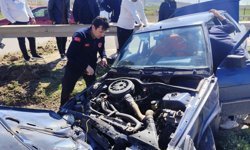 Direksiyon hakimiyetini kaybeden araç yoldan çıktı