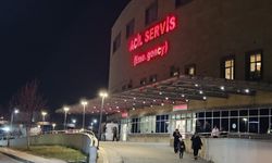 Traktörün altında kaldı, ağır yaralandı