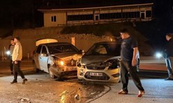 İki otomobil çarpıştı: 7 yaralı