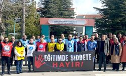Okul önünde toplanarak saldırıyı protesto ettiler
