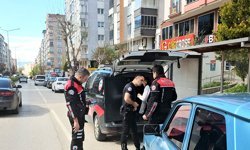 Uyuşturucu bulunan otomobildeki 2 zanlı gözaltına alındı