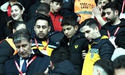 Rahatsızlanan taraftar için ambulans sahaya girdi