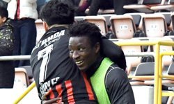 Serdar sevincini Zubaru ile paylaştı