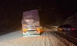 Kar yağışı nedeniyle araçlar yollarda mahsur kaldı