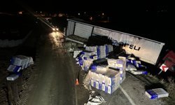 Çorum'da tırın devrilmesi sonucu kapanan Kırıkkale-Tokat kara yolu ulaşıma açıldı