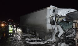 İki tırın çarpıştığı kazada 3 kişi yaralandı