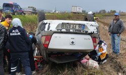 Çeltik tarlasına devrilen otomobildeki 4 kişi yaralandı