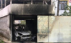 Garajda çıkan yangında 2 araç kullanılamaz hale geldi