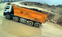 Devrilen kamyonun sürücüsü hayatını kaybetti