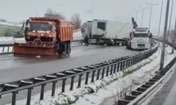 Samsun-Çorum yolunda kar nedeniyle Tır kaza yaptı