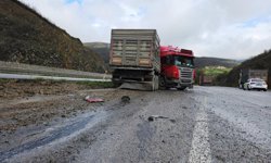 Tır makasladı: Sürücü yaralandı
