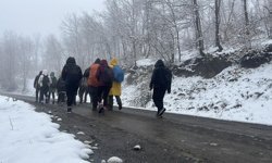 Mayıs ayında yağan karın tadını doğada yürüyerek çıkardılar